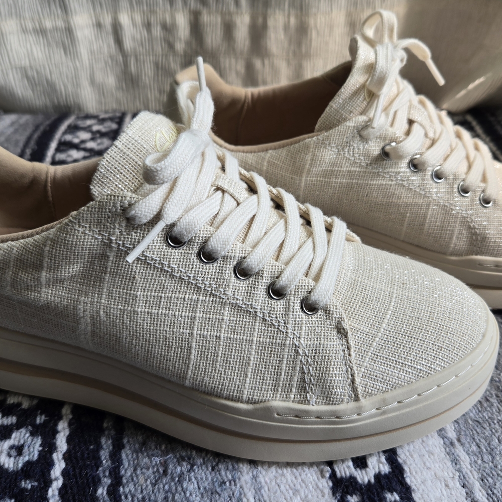 Cloudsteppers by Clarks Cream Sneakers In Brand New Condition Size 8.5